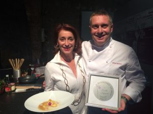 Lo Chef della Locanda La Luna Emilio Signori, con un riconoscimento della Boccaccesca 2017